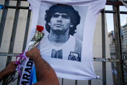 Dochters van Maradona vechten om z'n erfenis: 'Hij voelde zich door hen verraden en beroofd en stierf alleen'