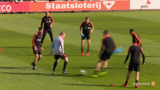 Koeman zet Weghorst voor lul met smerige panna tijdens training (video)