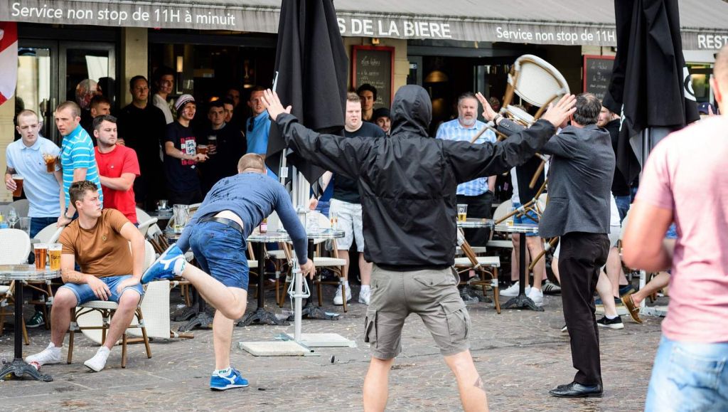 Zo doe je dat! Frankrijk zet tientallen idiote Russische hooligans land uit