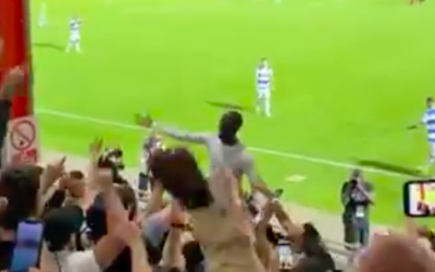 🎥 | QPR-speler Albert Adomah viert gewonnen penaltyserie tussen de uitzinnige fans