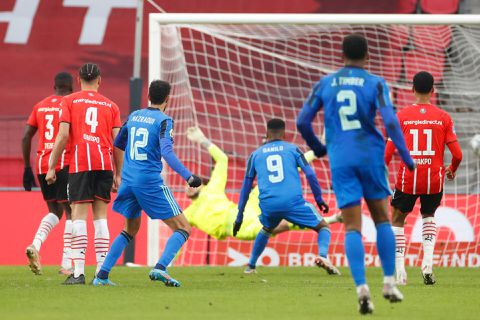 🎥 | Deze voetbalfans laten zien dat de bal bij PSV - Ajax mogelijk écht niet uit was