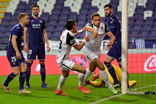 Cyriel Dessers houdt Genk in de titelrace na late goal tegen Anderlecht