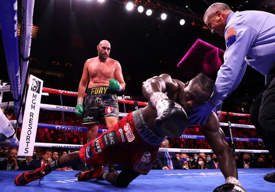 Tyson Fury 2 keer naar de grond, maar verslaat Deontay Wilder en behoudt wereldtitel zwaargewicht