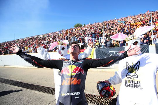 🎥​ | Augusto Fernández pakt titel in Moto2 na val concurrent, laat zege bij GP Valencia aan landgenoot