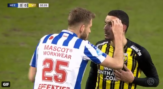 🎥 | Haha! Bochniewicz controleert even de wenkbrauw van Darfalou