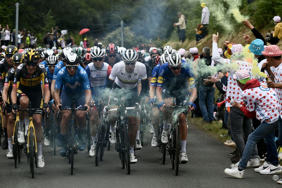 Tour de France: chaos na flinke valpartijen, Julian Alaphilippe pakt de eerste gele trui