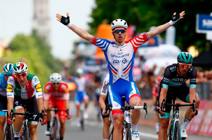 Démare klopt Viviani en wint 1e Giro-etappe uit carrière, Ackermann valt in laatste kilometer