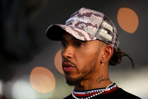 Hamilton weet waarom hij enige zwarte coureur is: 'Dat is het probleem met onze sport'