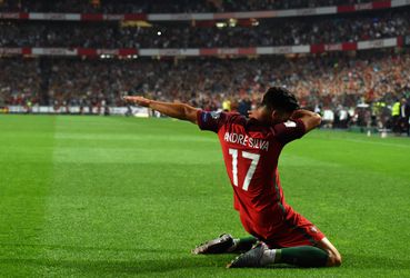 Dabbende Silva frommelt Portugal richting WK (video)