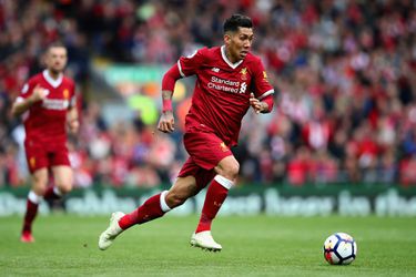 Firmino tekent 'no-look' zijn nieuwe contract bij Liverpool (video)