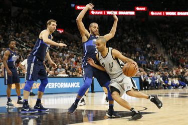 Emotionele Tony Parker viert rentree in de NBA als 'rookie'