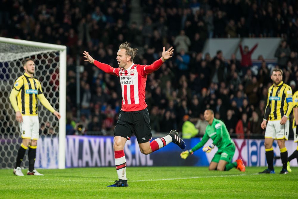 'Ajacied' De Jong houdt PSV in titelrace