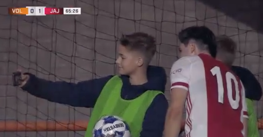 🎥 | Ballenjongens nemen TIJDENS de wedstrijd selfie met Jurgen Ekkelenkamp
