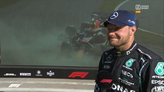 😂🎥 | Droge reactie van Bottas als hij dé crash voorgeschoteld krijgt