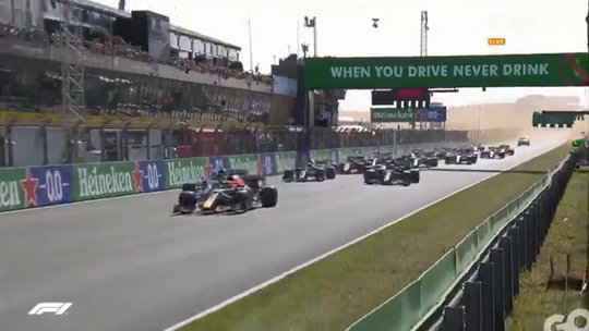 🎥 | Check hier de uitstekende start van Max Verstappen op Zandvoort