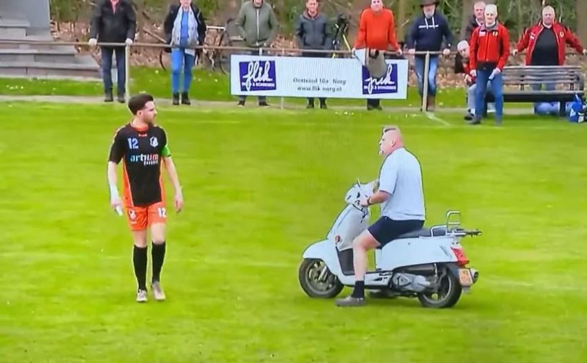 🎥 | Wat is dit? Boze buurman rijdt met scooter veld op tijdens amateurwedstrijd