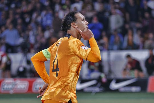 Griekse pers hekelt 'respectloze' Virgil van Dijk na penalty in kwalificatiewedstrijd
