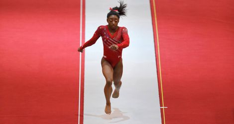 Biles zet zegereeks bij WK voort: dertiende wereldtitel