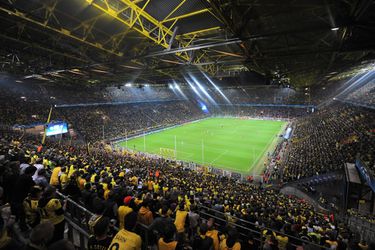Naakte supporter betreedt stadion Dortmund en gaat potje voetballen