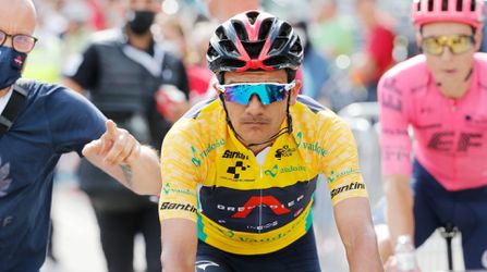 Richard Carapaz slaat aanvallen van Rigoberto Uran af en wint Ronde van Zwitserland
