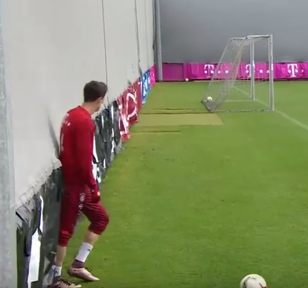 Lewandowski scoort zelfs van achter de goal (video)