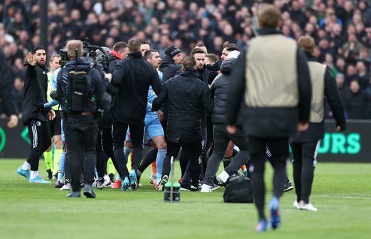 Onstuimige slotfase 1e helft ontaardt in ouderwets opstootje: assistent Pusic aan de stok met Olayinka