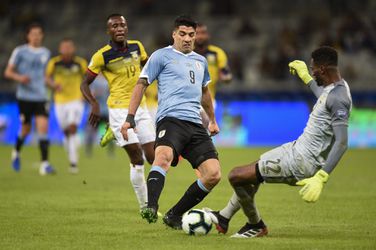 Ex-Ajacieden helpen Uruguay aan winst, debutant Qatar speelt knap gelijk (video)