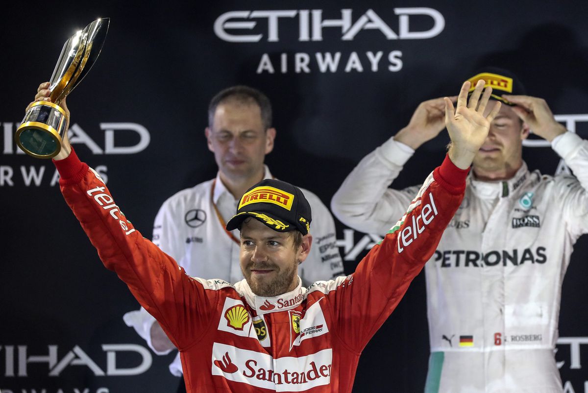 Vettel hekelt aanpak Hamilton: 'Vuile streek die hij uithaalt'