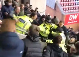 Bolton-fans en politie raken slaags in uitvak Wigan Athletic (video)