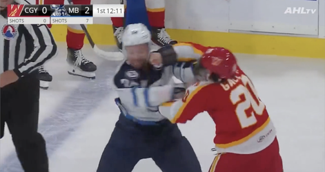 🎥 | IJshockeyers rammen doodleuk 20 seconden op elkaar in zonder zichzelf te verdedigen