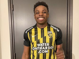 Vitesse haalt 2 nieuwe spelers, allebei uit het netwerk van de trainer