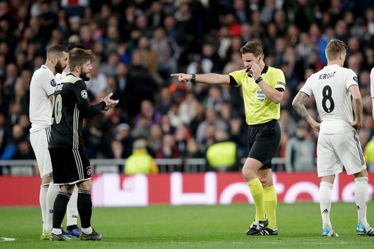 Zo zenuwachtig beleefde het uitvak in Madrid de 0-3 van Ajax en de VAR (video)