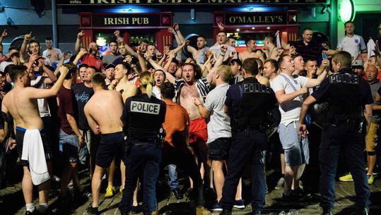 De Engelsen zijn gearriveerd en de pleuris breekt uit in Frankrijk: rellen! (video)