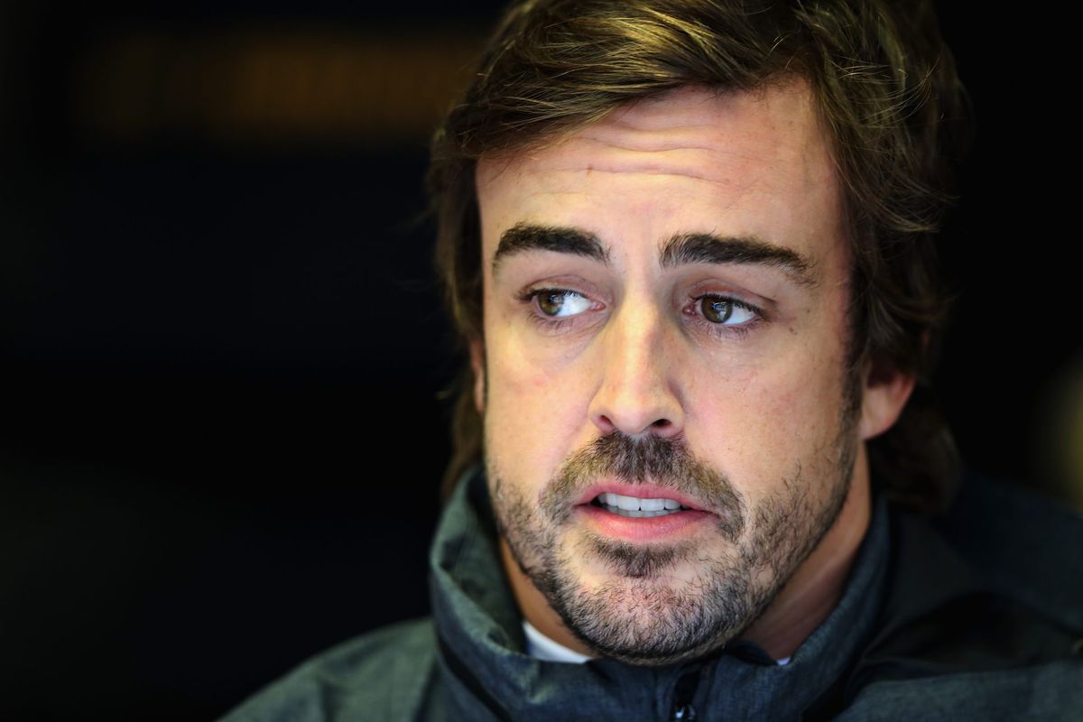 Alonso lacht om Palmer: 'Karma!' (video)