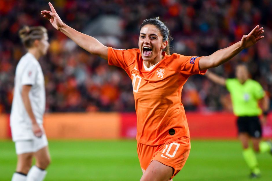 Feestvarken Daniëlle van de Donk helpt Oranje Leeuwinnen langs Rusland (video)