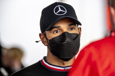 Lewis Hamilton ontkracht geruchten rondom pensioen: 'Bezig met mijn meesterwerk'