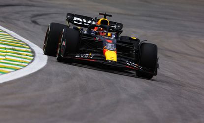 Code oranje: Max Verstappen pakt pole position in stormachtig Brazilië