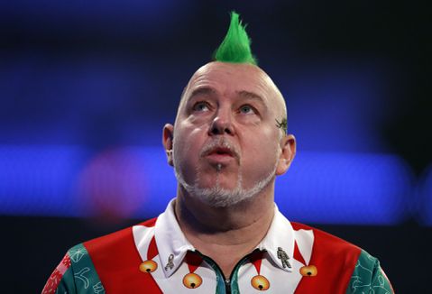 Peter Wright wisselt tijdens de wedstrijd van pijlen en wint zo van Damon Heta op WK