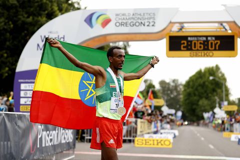 Tola wint de marathon bij WK atletiek, Nageeye haalt de finish niet