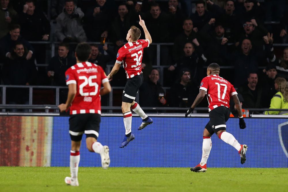 PSV draait achterstand om tegen AZ en is winterkampioen