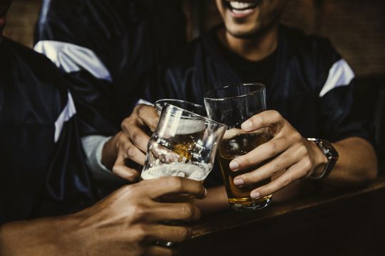 🍻 | WK 2022: dit kost een biertje in de nieuwst geopende sportbar in Qatar