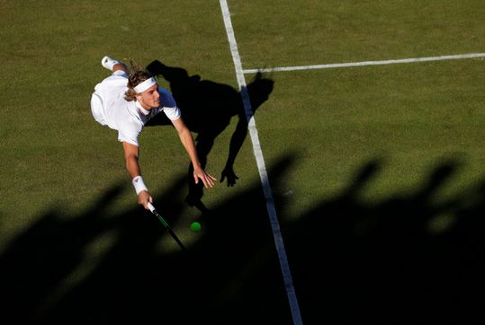 Wauw! Tsitsipas scoort met fantastische Boris Becker-achtige snoekduik (video)