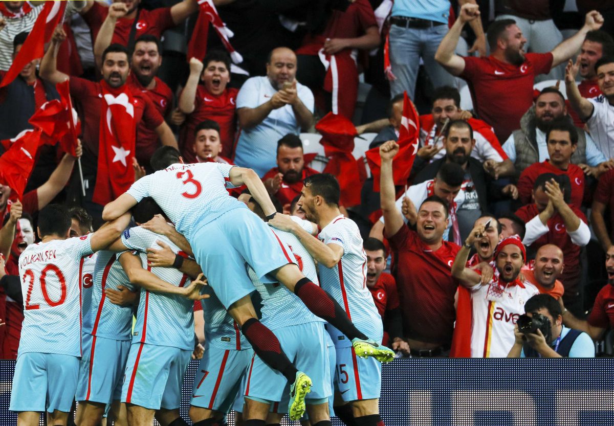 Turkije heeft nog alle kans op achtste finale na winst op Tsjechië