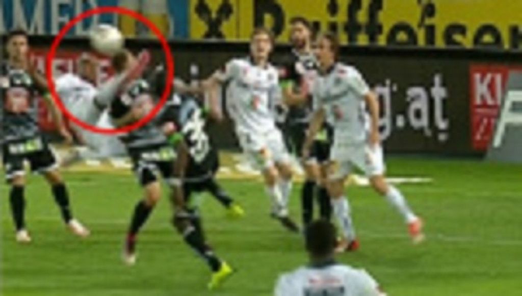 Speler probeert omhaal, onthoofdt tegenstander bijna (video)
