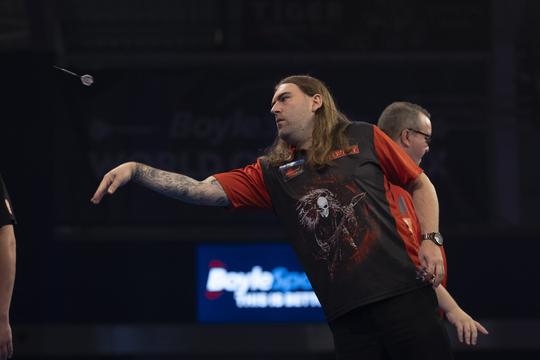 Ryan Searle headbangt zich tegen Brendan Dolan naar PC-finals