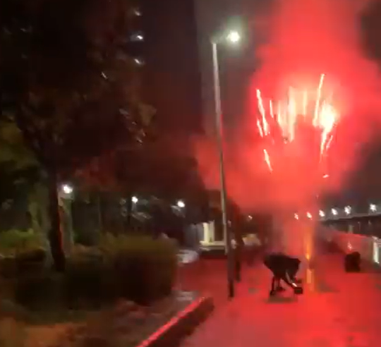 🎥 | PSV-selectie heeft een onrustige nacht gehad in Schotland: vuurwerk voor het hotel