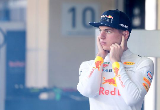 Verstappen en z'n chick zijn hotel de botel op elkaar en iedereen mag het zien