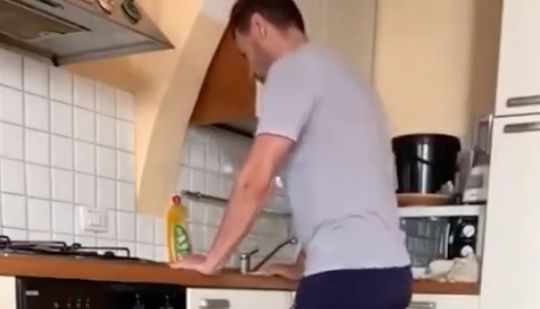 🎥 | LOL! De man van Aletha Leidelmeijer heeft dé manier om thuis fit te blijven