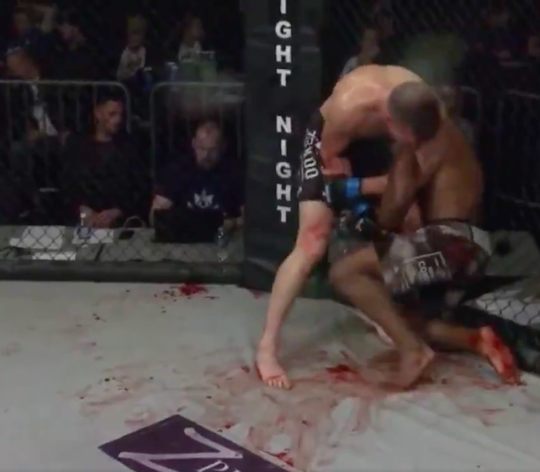 MMA-wedstrijd ontaardt in bloederige, gladde glijpartij na kapotgeslagen neus (video)