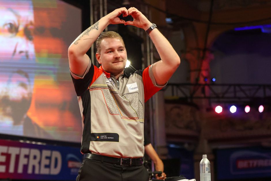 Van den Bergh en dartsmaatje spannen samen tegen Van Gerwen: 'Weten hoe we hem moeten pakken'
